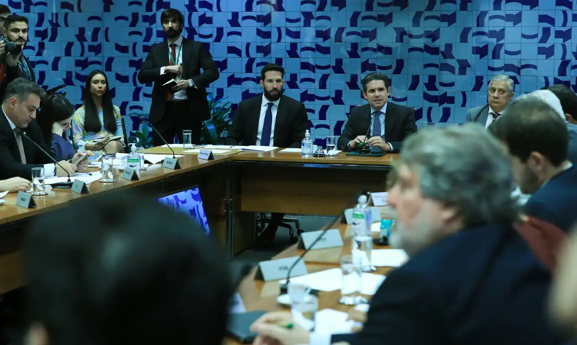 Pipicão - Líderes devem avaliar hoje isenção do IR até R$ 5 mil, diz Motta